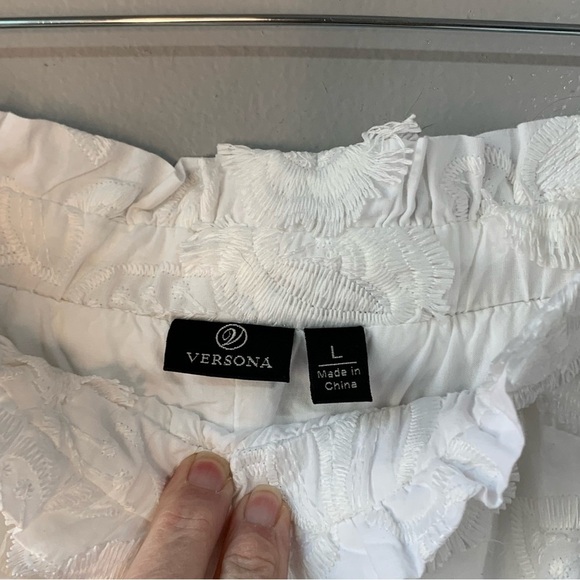 Versona white floral embroidered appliqué skirt with pockets. Size L - Picture 3 of 8